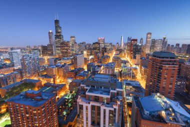Chicago, Illinois, ABD hava şehri alacakaranlıkta Michigan Gölü 'ne doğru.