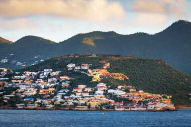 Karayiplerdeki Sint Maarten kıyı manzarası. 