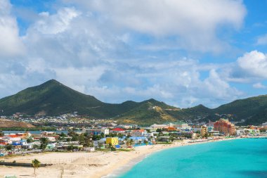 Karayiplerdeki Sint Maarten kıyı manzarası. 