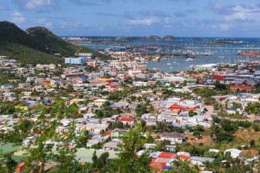 Karayiplerdeki Sint Maarten kıyı manzarası. 