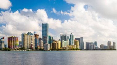 Miami, Florida, ABD şehir merkezi öğleden sonra Biscayne Körfezi 'nde gökyüzü.