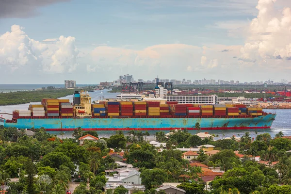 Ett Lastfartyg Passerar Genom Floderna Lauderdale Florida Usa — Stockfoto