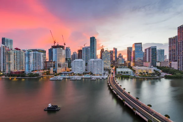 Miami, Florida, ABD alacakaranlıkta Biscayne Körfezi üzerinde gökyüzü.