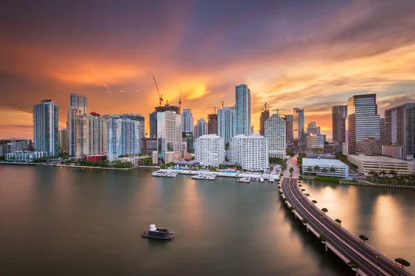 Miami Florida Estados Unidos Skyline Sobre Biscayne Bay Atardecer —  Fotos de Stock