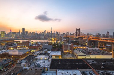 Queens, New York, ABD manzaralı Queensboro Köprüsü ile akşam karanlığında Manhattan 'a doğru.