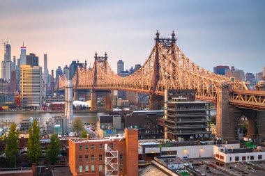 Queens, New York, ABD manzaralı Queensboro Köprüsü ile akşam karanlığında Manhattan 'a doğru.