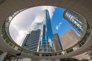 HOUSTON, TEXAS - 28 HAZİRAN 2018 Houston şehir merkezindeki Chevron binasının dairesel geçidi.