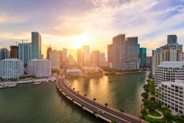 Miami, Florida, ABD alacakaranlıkta Biscayne Körfezi üzerinde gökyüzü.