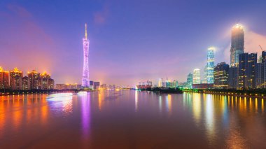 Guangzhou, Çin alacakaranlıkta İnci Nehri üzerinde ufuk çizgisi.