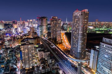 Tokyo, Japonya geceleri Minato Ward 'a bakan yoğun şehir manzarası.
