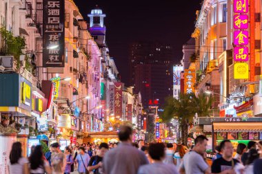 XIAMEN, Çin - 11 Haziran 2014: Yayalar gece Zhongshan Yolu 'nda yürürler. Yol Xiamen 'in ana ticaret caddesi ve bazı bölümler tamamen yayaya çıktı..