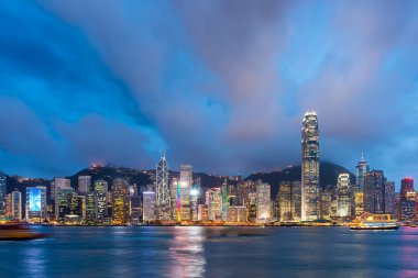 Hong Kong, Çin şehir merkezi limandan şafakta şehir manzarası.