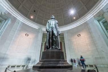 WASHINGTON DC - 7 Nisan 2015 Jefferson Anıtı 'nın içindeki bronz heykel. Thomas Jefferson Birleşik Devletler 'in kurucu babasıydı ve üçüncü başkan olarak görev yaptı..