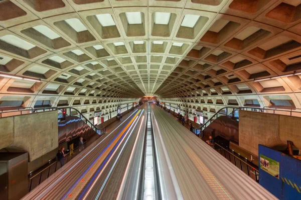 Washington Abril 2015 Trens Passageiros Uma Estação Metrô Inaugurado 1976 — Fotografia de Stock