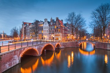 Alacakaranlıkta Amsterdam, Hollanda köprüleri ve kanalları. 