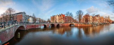 Alacakaranlıkta Amsterdam, Hollanda köprüleri ve kanalları. 