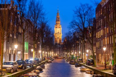 Alacakaranlıkta Amsterdam, Hollanda köprüleri ve kanalları. 