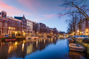 Alacakaranlıkta Amsterdam, Hollanda köprüleri ve kanalları. 