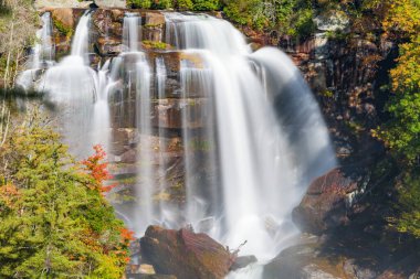Whitewater Şelalesi, Kuzey Carolina, ABD Sonbahar sezonunda.