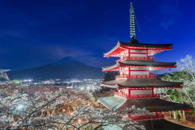 Fujiyoshida, Japonya Chureito Pagoda ve Mt. Baharda kiraz çiçekleriyle Fuji.