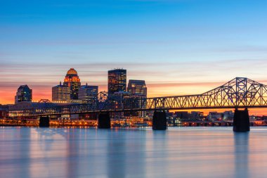 Louisville, Kentucky, ABD Alacakaranlıkta nehirde ufuk çizgisi.