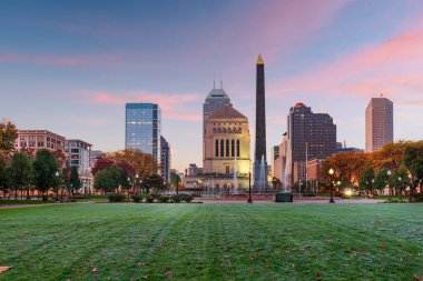 Indianapolis, Indiana, ABD savaş anıtları ve alacakaranlıkta ufuk çizgisi.