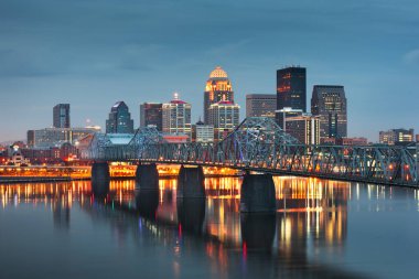 Louisville, Kentucky, ABD şehir merkezi Ohio Nehri üzerinde alacakaranlıkta ufuk çizgisi.