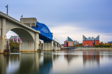 Chattanooga, Tennessee, ABD şehir merkezi alacakaranlıkta Tennessee Nehri üzerinde ufuk çizgisi.