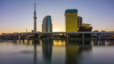 Tokyo, Japonya Şafak vakti Sumida Nehri üzerinde ufuk çizgisi.