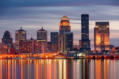 Louisville, Kentucky, ABD Ohio Nehri üzerinde gökyüzü.
