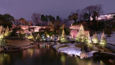 Kanazawa, Japonya, Gyokuseninmaru Bahçesi 'nde geceleyin.