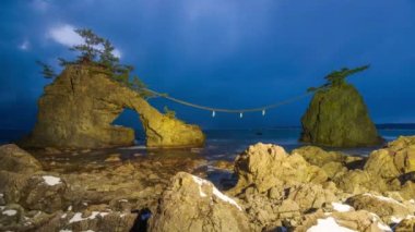 Japonya 'da Noto Yarımadası' ndaki Hatago Iwa kayası. Kışın geceleri..