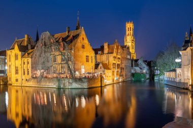 Bruges, Rozenhoedkaai Nehri 'ndeki Belçika gece sahnesi..