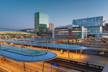 Utrecht, Hollanda tren istasyonu platformları üzerinde şafak vakti şehir manzarası.