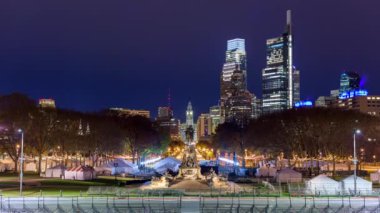 Philadelphia, Pennsylvania, ABD şehir merkezine doğru ufuk çizgisi ve Benjamin Franklin Parkway.