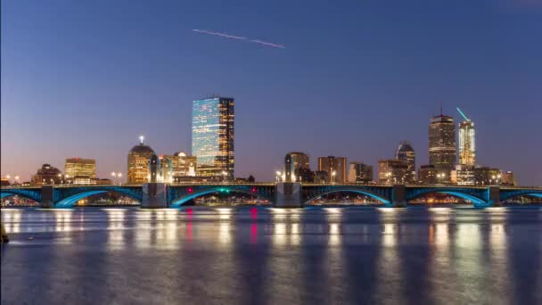 美国马萨诸塞州波士顿 黎明时分穿过查尔斯河的天际 — 图库视频影像
