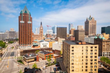 Milwaukee, Wisconsin, ABD şehir merkezi öğleden sonra ufuk çizgisi.