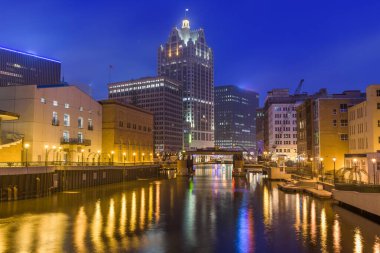 Milwaukee, Wisconsin, ABD şehir merkezi Milwaukee Nehri üzerinde akşam üstü gökyüzü.