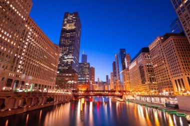 Chicago, Illinois, ABD Şikago Nehri üzerindeki alacakaranlık manzarası.