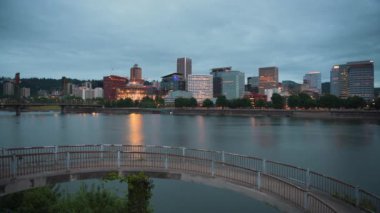 Portland, Oregon, ABD alacakaranlıkta Willamette Nehri üzerinde gökyüzü.