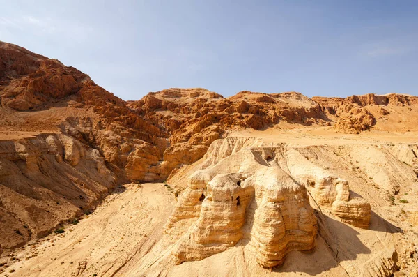 死海文書の洞窟 クムラン洞窟として知られています4 巻物は イスラエルの砂漠でクリベットクムランの遺跡で発見された洞窟の一つ — ストック写真