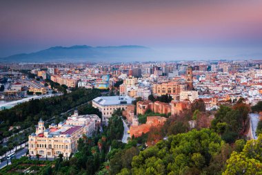 Malaga, İspanya Katedrali, Belediye Binası ve alacakaranlıkta Malaga Kalesi 'nde şehir manzarası.