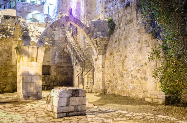 エルサレム イスラエルの古い通りやユダヤ人街の遺跡夜 — ストック写真