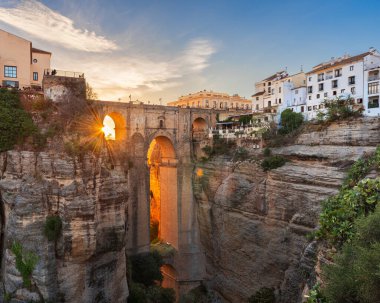 Ronda, İspanya Puente Nuevo Köprüsü 'nde gün batımında.