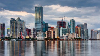 Miami, Florida, ABD şehir merkezi alacakaranlıkta Biscayne Körfezi 'nin karşısından gökyüzü.