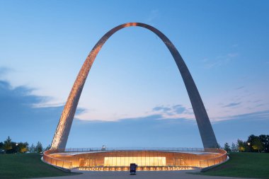 St. LOUIS, MISSOURI - 25 Ağustos 2018 Şafak vakti Gateway Kemer ve Ziyaretçi Merkezi.