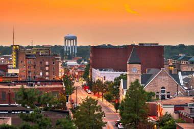 Columbia, Missouri, ABD şehir merkezi alacakaranlıkta ufuk çizgisi.