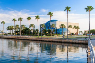 St. PETERSBURG, FLORIDA - 6 Nisan 2016: Salvador Dali Müzesi 'nin dışı. Müze, Dali 'nin Avrupa dışındaki en büyük çalışma koleksiyonuna ev sahipliği yapıyor..