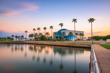 St. PETERSBURG, FLORIDA - 6 Nisan 2016: Salvador Dali Müzesi 'nin dışı. Müze, Dali 'nin Avrupa dışındaki en büyük çalışma koleksiyonuna ev sahipliği yapıyor..