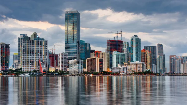 Miami Florida Usa Belvárosi Városkép Biscayne Öböl Túloldaláról Alkonyatkor — Stock Fotó